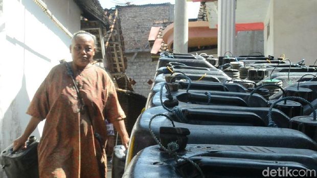 Mbok Juwariyah, Tiap Hari Mendorong Gerobak Air Belasan Kilometer