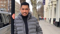 Sebelum ke Belanda, Roni menyambangi London, ibu kota Inggris. Begini gaya necisnya saat berada di Natural History Museum, London. (Instagram/@ahmadsahroni88)