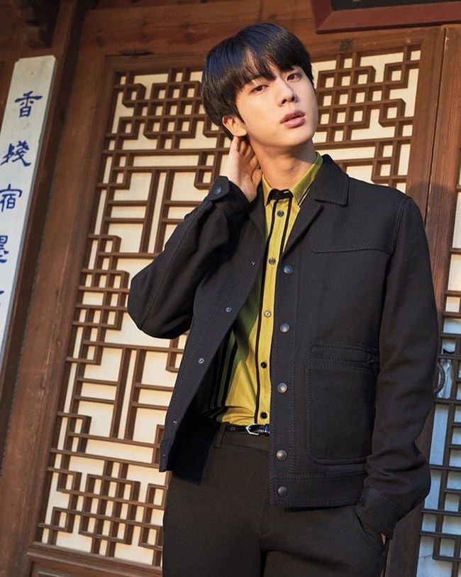 Jin BTS tidak hanya diyakini memiliki wajah tampan paling simetris, tapi juga bahu lebar dan tegak lurus yang membuatnya terlihat maskulin dan gagah. Foto: Instagram