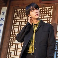 Jin BTS tidak hanya diyakini memiliki wajah tampan paling simetris, tapi juga bahu lebar dan tegak lurus yang membuatnya terlihat maskulin dan gagah. Foto: Instagram