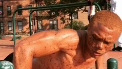 Ralph Souffrant seorang model asal Haiti yang sedang naik daun. Daya tariknya terletak pada bintik-bintik hitam di kulitnya karena kondisi mirip vitiligo.