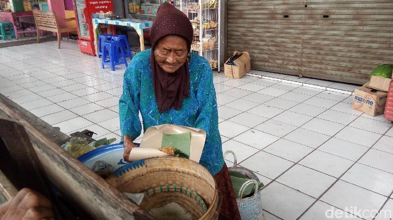 Mbah Jiyem, 50 Tahun Berjualan Nasi Jagung di Salatiga Mbah Jiyem, 50 Tahun Berjualan Nasi Jagung di Salatiga