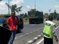 Dihantam Truk, Suami Istri Selamat