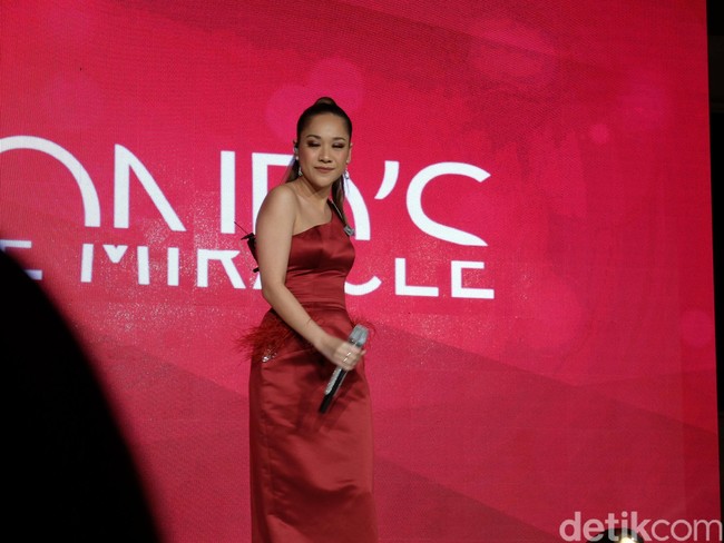 Untuk makanannya sendiri, Bunga pun mengaku tak ada pantangan atau menjauhi makanan tertentu. Baginya adalah bagaimana menyeimbangkan, bukan menjauhi satu jenis makanan. Yang paling penting ya tidur dan air putih. Makanan harus udah mulai aware, ucap Bunga. (Foto: Anggi Mayasari/Wolipop)