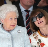 Anna Wintour disebut tak sopan karena tetap memakai kacamata hitam saat berbincang dengan Ratu. Ini adalah foto Ratu yang paling bagus. Tapi Anna Wintour harusnya melepaskan kacamata hitamnya. Sangat tidak sopan, tulis @ckaayl di Twitter. (Foto: Yui Mok - Pool/Getty Images)
