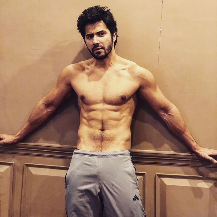 8 Aktor  Ganteng Bollywood  yang Pamer Tubuh Kekarnya Foto  8