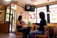 Waduh! Gerai Burger Ini Tayangkan Adegan Porno dii TV Area Makan Restoran