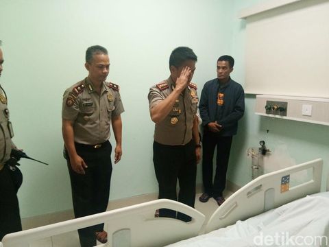 Kapolres Bandara Soekarno-Hatta Kombes Ahmad Yusep Gunawan melayat jenazah Bripka Dwi di rumah sakit.