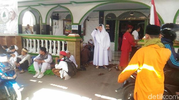 Sebagian massa penjemput Rizieq yang masih berada di Masjid Baitul Amal.