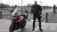 Pangeran William mencoba motor Triumph Tiger 1200 di pabrik Triumph di Hinckley, Inggris. Foto: Ian Vogler - WPA Pool/Getty Images
