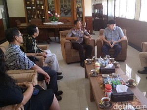 Romo Prier Korban Serangan Gereja Yogya Temui Kapolda DIY, Ada Apa?