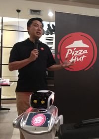 Hari Ini Pizza Hut Perkenalkan Black Pizza Bersama Robot Sammy dan Sally