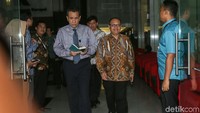 Pahala Nainggolan dan Agus Susanto keluar gedung KPK usai pertemuan, Rabu (21/2/2018).