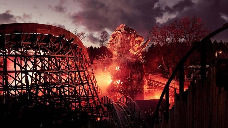 Foto: Roller coaster Wicker Man di Inggris (Alton Towers) Foto: Roller coaster Wicker Man di Inggris (Alton Towers)