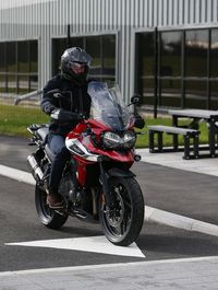 Pangeran William mengendarai motor Triumph Tiger 1200