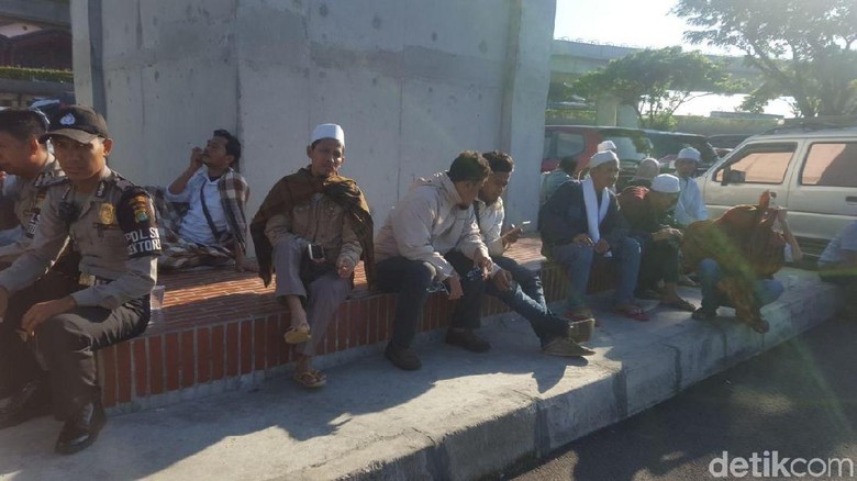 Rizieq Batal Pulang, Penjemput di Bandara Soekarno-Hatta Bubar Rizieq Batal Pulang, Penjemput di Bandara Soekarno-Hatta Bubar
