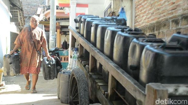 Mbok Juwariyah, Tiap Hari Mendorong Gerobak Air Belasan Kilometer