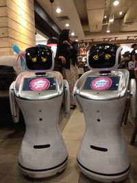 Hari Ini Pizza Hut Perkenalkan Black Pizza Bersama Robot Sammy dan Sally