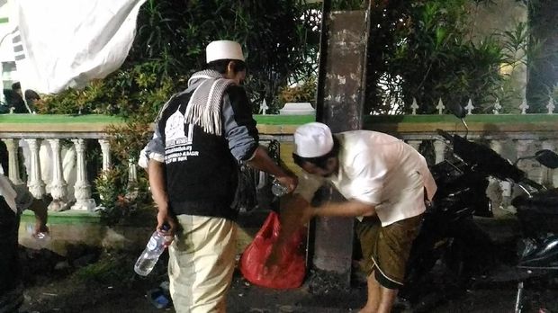 Massa berwudu dengan air mineral kemasan