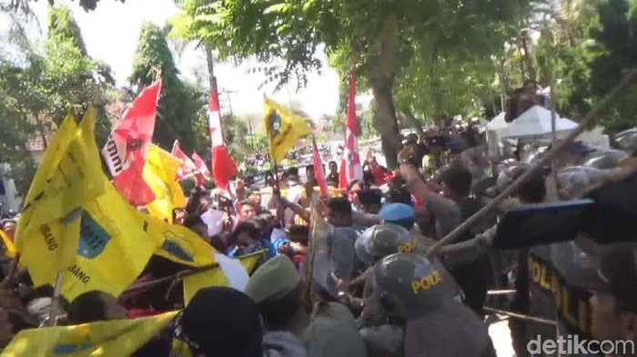 Demo Mahasiswa Tolak Revisi UU MD3 Ricuh dengan Polisi