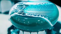 Tak jarang, kreasinya membuat banyak orang kagum. Yang satu ini adalah mousse cake dengan mirror-glaze warna biru kehijauan yang terlihat mewah. Foto: Ksenia Penkina