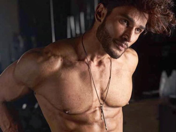 8 Aktor Ganteng Bollywood yang Pamer Tubuh Kekarnya