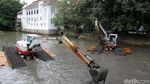 Pengerukan Lumpur Anak Kali Ciliwung