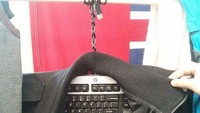 Punya keyboard bekas? Bisa jadi gantungan baju darurat. Istimewa/Boredpanda.