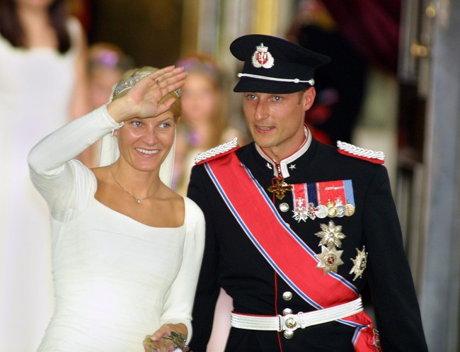 Pada Agustus 2001, Haakon dan Mette-Marit akhirnya menikah dalam sebuah pernikahan kerajaan. Sejak saat itu, Mette-Marit perlahan berusaha mendapatkan kepercayaan publik dan membangun peran barunya di keluarga kerajaan. Ia kemudian aktif dalam berbagai kegiatan sosial. Pada 2006, Mette-Marit ditunjuk sebagai duta internasional UNAIDS dan banyak terlibat dalam isu HIV/AIDS serta pemberdayaan anak muda. Foto: Getty Images