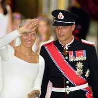 Pada Agustus 2001, Haakon dan Mette-Marit akhirnya menikah dalam sebuah pernikahan kerajaan. Sejak saat itu, Mette-Marit perlahan berusaha mendapatkan kepercayaan publik dan membangun peran barunya di keluarga kerajaan. Ia kemudian aktif dalam berbagai kegiatan sosial. Pada 2006, Mette-Marit ditunjuk sebagai duta internasional UNAIDS dan banyak terlibat dalam isu HIV/AIDS serta pemberdayaan anak muda. Foto: Getty Images