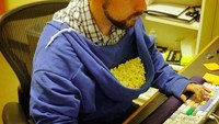 Kehabisan piring untuk menampung cemilan di kantor? Jangan khawatir, pakai jaket hoodie saja. Istimewa/Boredpanda.