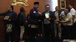 Foto: Saat Pasha dan Glenn Fredly Berpeci Temui Ketua MPR