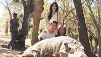 Mereka pun berfoto bareng si Naga Purba, komodo! (Instagram/@ditasoedarjo)