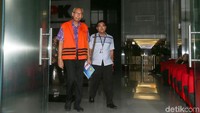 Bimanesh keluar gedung KPK usai menjalani pemeriksaan terkait kasus hilangnya Setya Novanto, Rabu (21/2/2018).