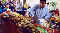 Selesai melaksanakan sholat Jumat di Masjid Cut Mutia, Anies terlihat sedang memilih lauk di salah satu warung makan. Pilihan lauknya banyak, rasanya enak, pokoknya: top markotop!, tulis Anies dalam akun Instagramnya. Foto: Instagram @aniesbaswedan