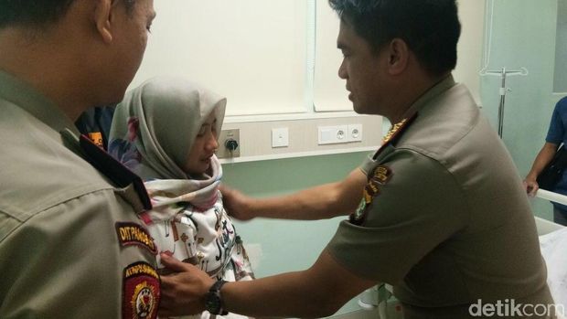 Kapolres Bandara Soekarno-Hatta Kombes Ahmad Yusep Gunawan melayat jenazah Bripka Dwi di rumah sakit.