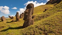 Nama Easter Island mungkin sudah sering terdengar karena adanya situs peninggalan Moai, batu besar yang diukir dengan rupa kepala manusia. Berada di Chili, pulau ini bisa dibilang terpencil namun sangat indah. (Thinkstock)