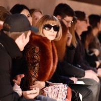 Hampir di setiap kesempatan, kacamata hitam selalu menemani penampilan Anna Wintour. Usut punya usut, ia mengalami photofobia yang membuat matanya terlalu sensitif pada cahaya. Untuk mengurangi paparan sinar ke mata, kacamata hitam jadi solusinya. (Foto: Getty Images)