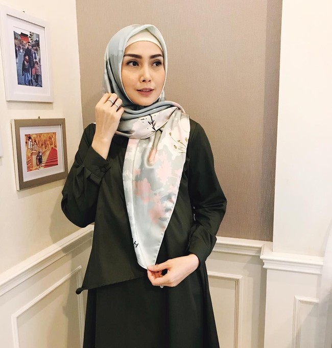 Tren hijab tahun 2018 cenderung makin simple. Ini berita baik buat kamu yang masih kaku dalam memakai hijab. Fenita Arie tak perlu banyak pentul, cukup satu saja pentul di bawah dagu, dan hijabnya diikat ke belakang.Foto: Instagram