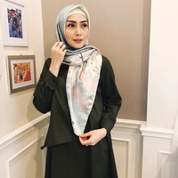 Tren hijab tahun 2018 cenderung makin simple. Ini berita baik buat kamu yang masih kaku dalam memakai hijab. Fenita Arie tak perlu banyak pentul, cukup satu saja pentul di bawah dagu, dan hijabnya diikat ke belakang.Foto: Instagram