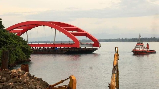 Perjalanan Panjang Jembatan Kebanggaan Jokowi di Papua
