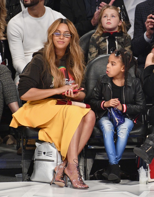 Ternyata gaya casual nan stylish Blue Ivy menghabiskan biaya yang tidak sedikit. Dikutip dari StyleBeyonce, penampilan Blue Ivy dari atas sampai bawah bernilai hingga Rp 37 jutaan. Foto: Getty Images