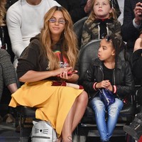 Ternyata gaya casual nan stylish Blue Ivy menghabiskan biaya yang tidak sedikit. Dikutip dari StyleBeyonce, penampilan Blue Ivy dari atas sampai bawah bernilai hingga Rp 37 jutaan. Foto: Getty Images