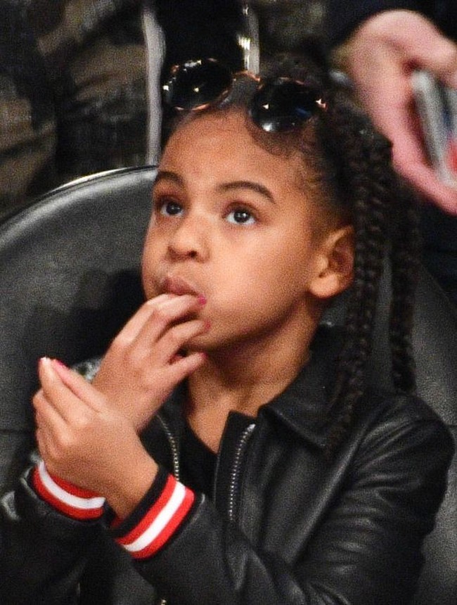 Kacamata hitam dari Rayban, dipakai sebagai aksesori di kepalanya, seharga USD 153 atau Rp 2 jutaan. Foto: Getty Images