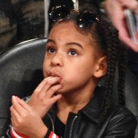 Kacamata hitam dari Rayban, dipakai sebagai aksesori di kepalanya, seharga USD 153 atau Rp 2 jutaan. Foto: Getty Images