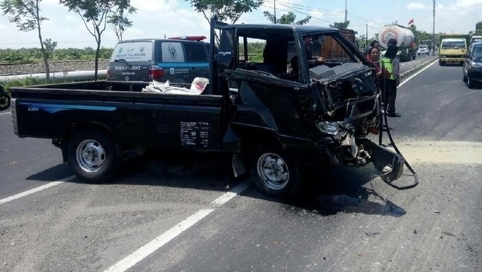 Dihantam Truk, Suami Istri Selamat