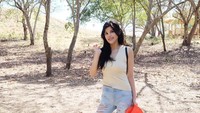 Dengan gaya santai, Dita Soedarjo trekking di Pulau Rinca (Instagram/@ditasoedarjo)