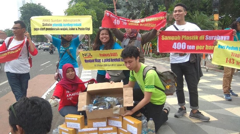 Hari Peduli Sampah, Komunitas Ini Ingatkan Daur Ulang Plastik Hari Peduli Sampah, Komunitas Ini Ingatkan Daur Ulang Plastik