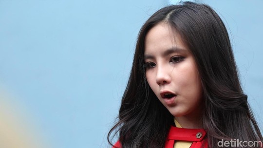 Merah Menyala! Agatha Chelsea Makin Imut Aja Merah Menyala! Agatha Chelsea Makin Imut Aja