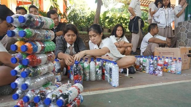 Cool! Siswa SMA di Banyuwangi Buat Monumen dari Seribu Ecobrick